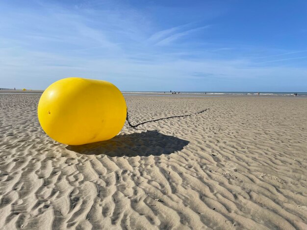 Foto giallo sulla spiaggia contro il cielo