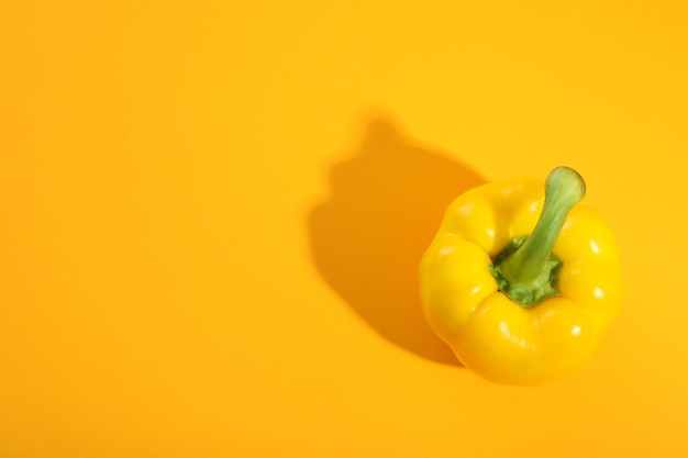 Photo yellow bell pepper on yellow background space for text