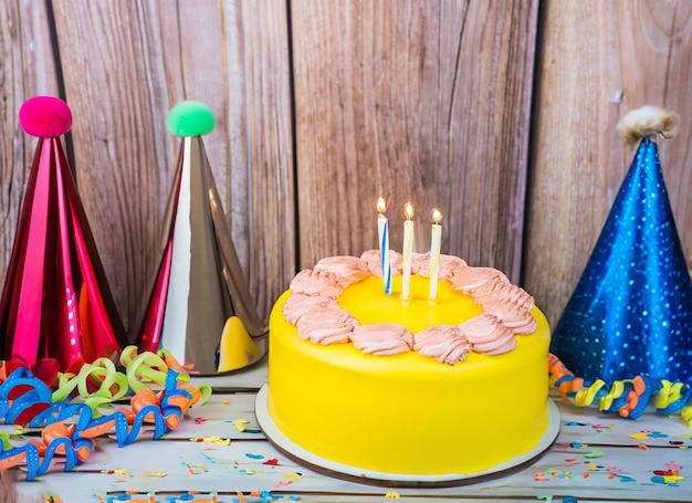 数字の「3」が描かれた黄色の誕生日ケーキ