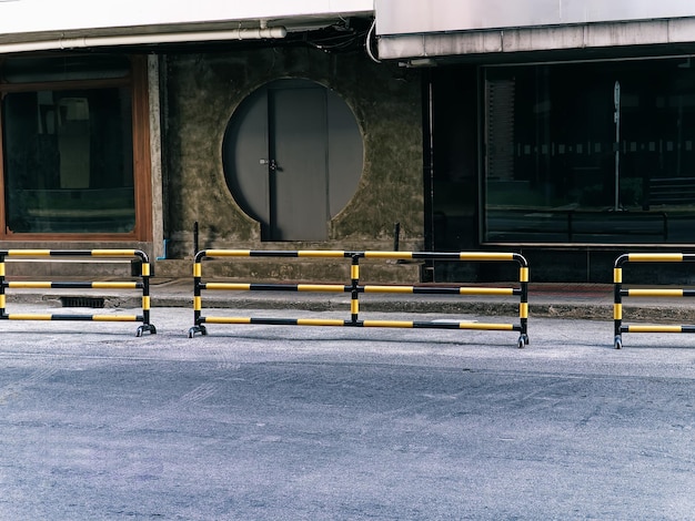 道路沿いの黄色と黒の縞模様の歩道スチール フェンス