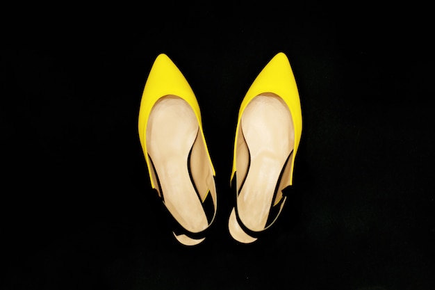 Желто-черные летние туфли