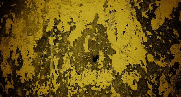 穴が開いた黄色と黒の壁には「文字」と書かれています