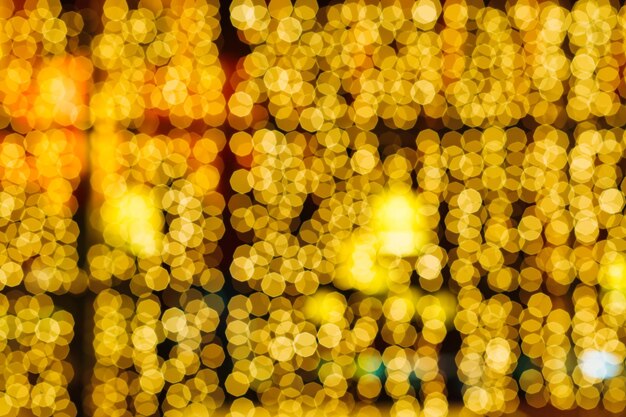 クリスマスの装飾の黄色のぼやけたライト