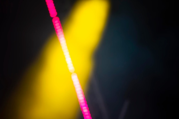 노란색 흐릿한 연기 반점 및 분홍색 보케 줄무늬