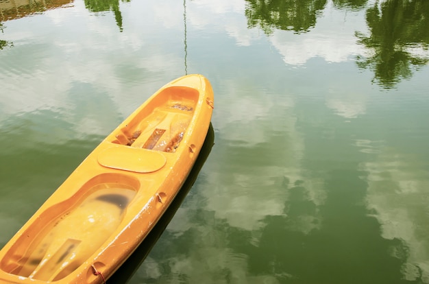 Photo yellow boat floating on the pond