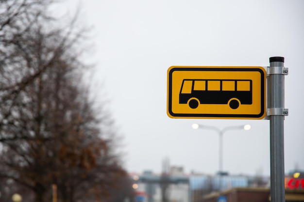 Photo yellow bus sign on the road