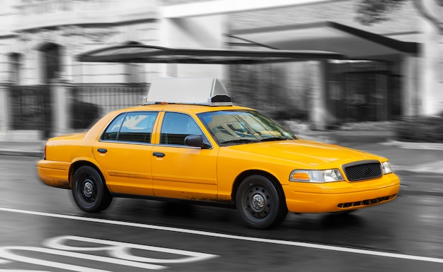 Фото Желтое такси в манхэттене в дождливый день.