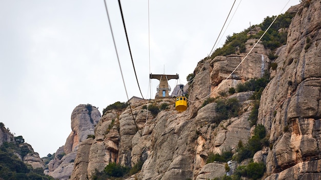 Aeri de Montserrat의 노란색 케이블카는 Barcelona Spain Catalonia 근처의 de Montserrat Abbey까지 올라갑니다.