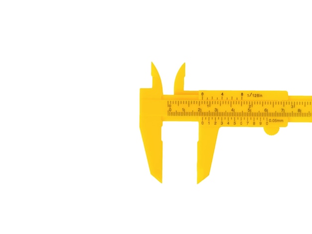 흰색 바탕에 절연된 노란색 캘리퍼스 정확한 치수 측정을 위한 도구