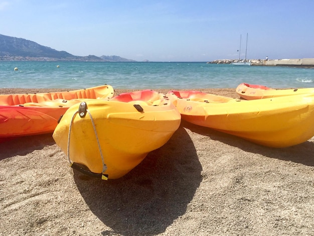 Foto canoe gialle sulla spiaggia sabbiosa