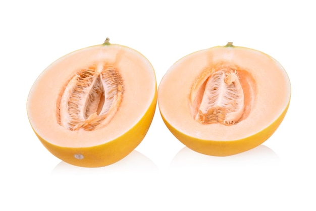 Melone giallo del cantalupo isolato su fondo bianco