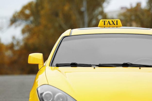 Photo yellow car with taxi sign on roof outdoor