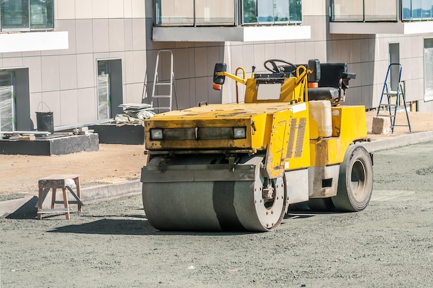 Photo yellow cart on road in city