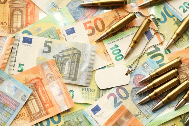 黄色いカートリッジとシェルケースのユーロ紙幣 ユーロ通貨の紙幣のロット
