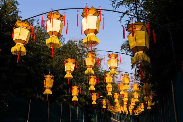 Желтые китайские фонарики висят снаружи