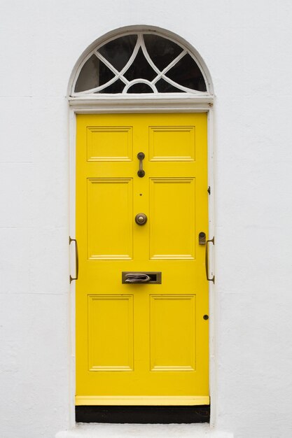 Photo yellow closed door of building