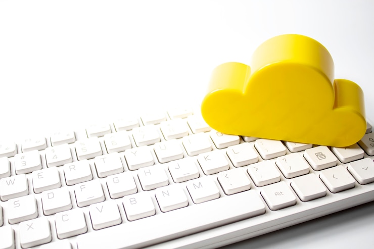 Photo yellow cloud with keyboard in business network concept