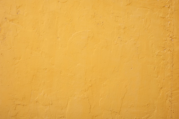 Желтая бетонная стена