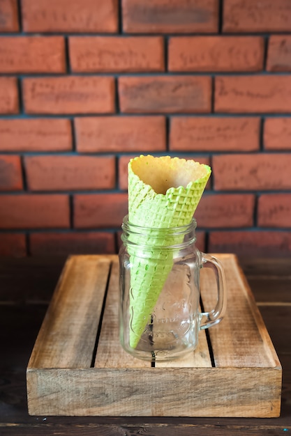 Foto cono giallo per gelato in un barattolo
