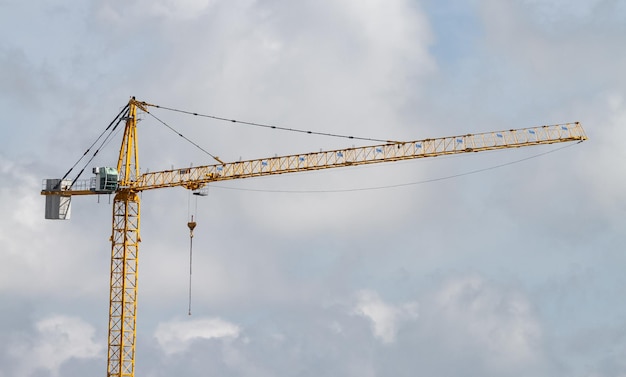 Photo yellow construction crane