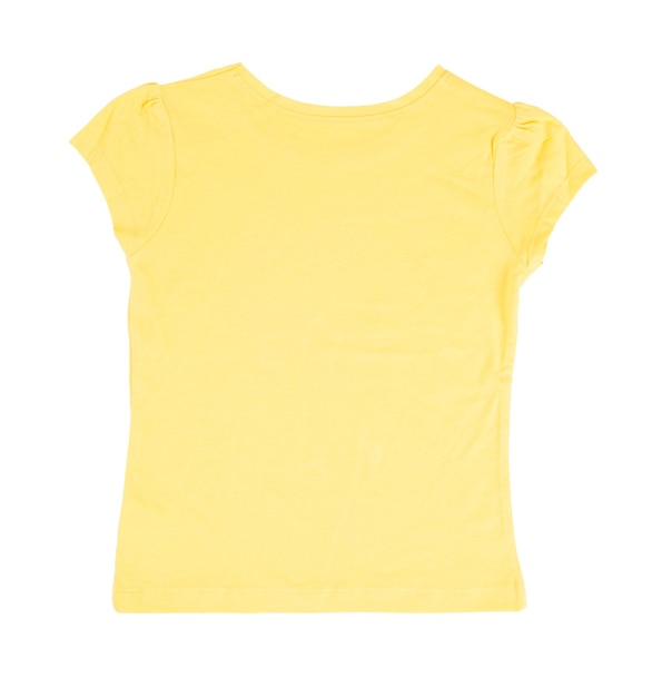 Желтая хлопковая футболка. Задняя сторона изолирована на белом фоне.