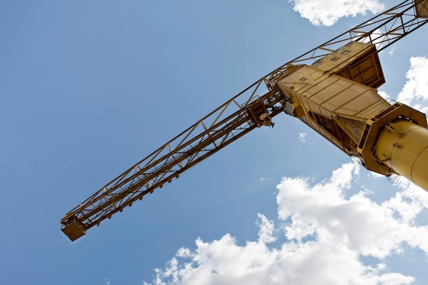 Photo yellow crane and cloudy sky