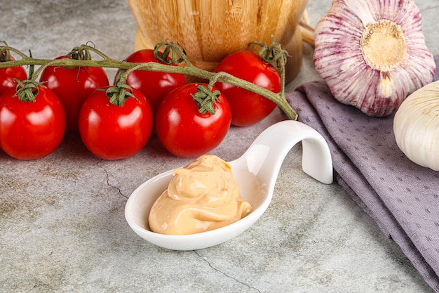 Foto salsa alla griglia gialla per hamburger