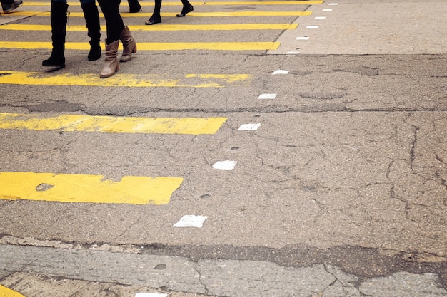 Foto incrocio giallo con pedoni ambulanti