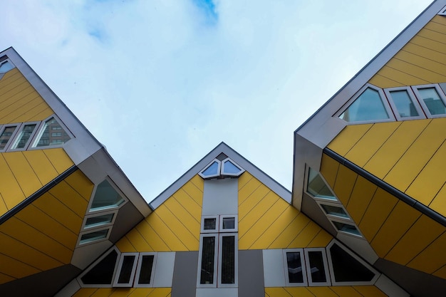 네덜란드 로테르담 중심부에 있는 노란색 큐브 하우스 또는 Kubuswoningen