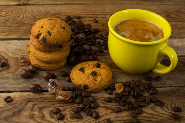 濃いコーヒーとクッキーの黄色いカップ