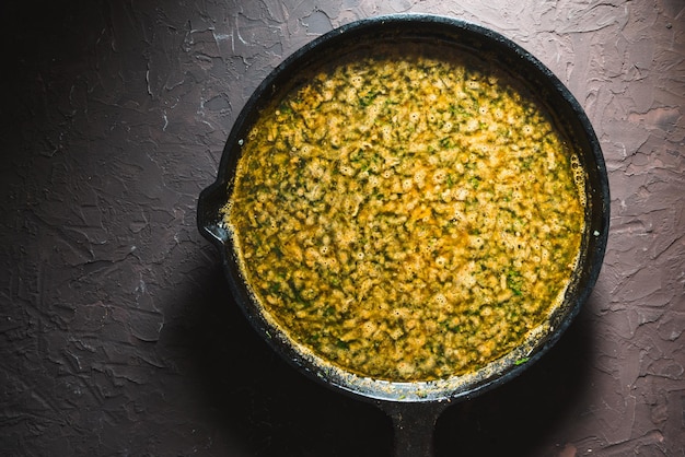 Foto pasta di curry gialla su una padella di ghisa cibo indiano