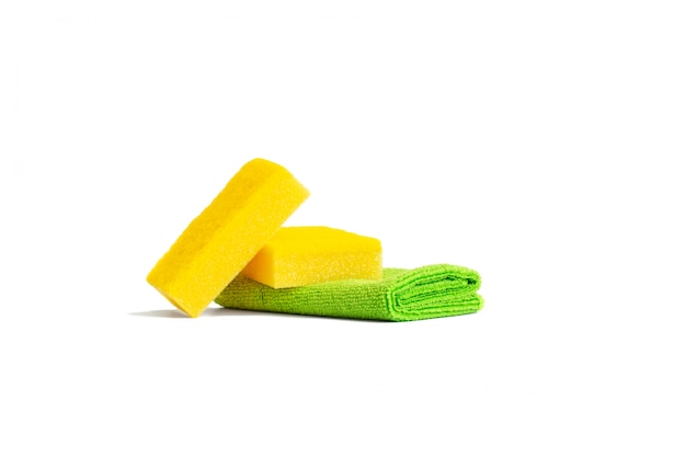 Фото Желтые губки и зеленое полотенце из микрофибры