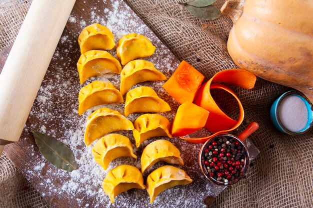 Photo yellow dumplings dumplings on a wooden board