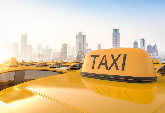 Желтый знак такси или электромобиля на крыше