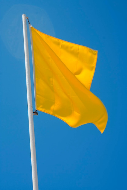 Photo yellow flag at bathing beach bathing at own risk