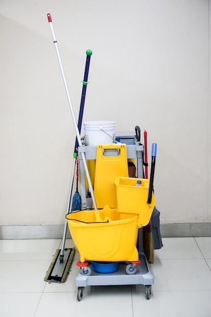 Photo yellow flag on tiled floor against wall