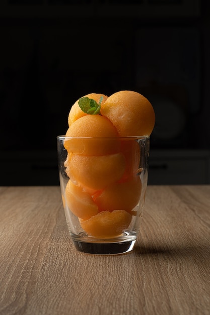 Photo yellow flesh melon was scooped into a round ball like ice cream put into a clear glass