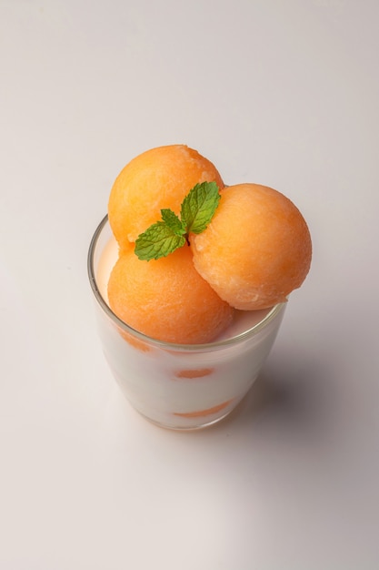 Photo yellow flesh melon was scooped into a round ball like ice cream put into a clear glass