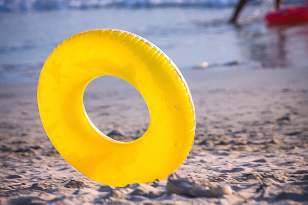 Photo yellow float ring on shore