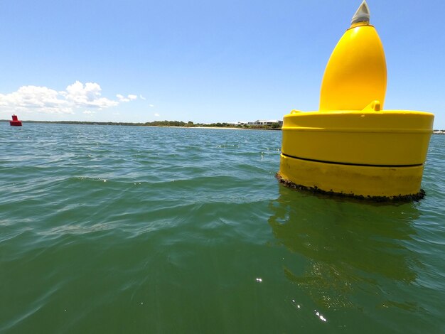 Giallo che galleggia sul mare contro il cielo