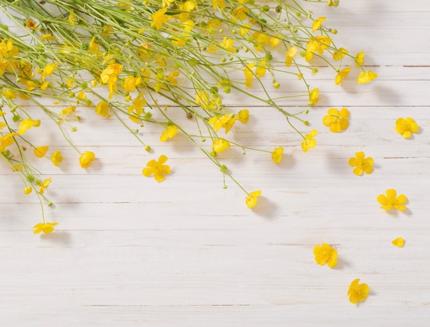 写真 木製の背景に黄色の花