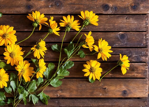 木製の背景に黄色の花