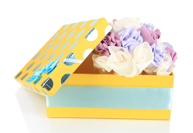 흰색 절연 꽃과 노란색 선물 상자