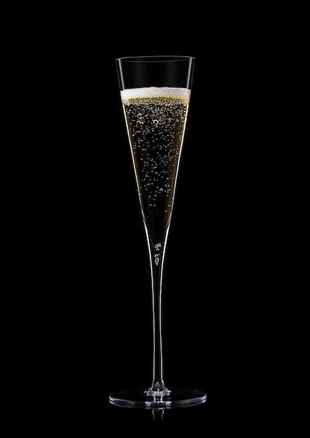 Foto vetro elegante di cristallo fine champagne dorato giallo su nero