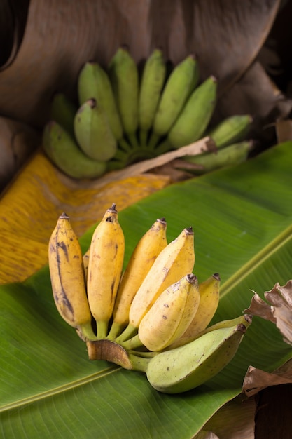バナナに黄色と緑のアジアンバナナ葉と木製の背景
