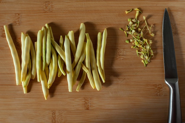 木製の背景に黄色と緑のインゲン豆