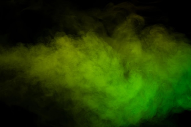 Foto vapore giallo e verde su sfondo nero