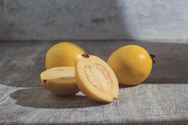 Foto guava gialla su sfondo di legno vitamina c dieta di frutta sana