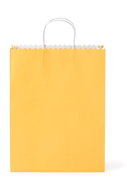 Бумажный пакет с желтой ручкой, изолированный на белом