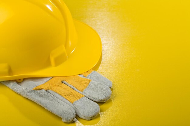 Photo yellow hardhat on glove